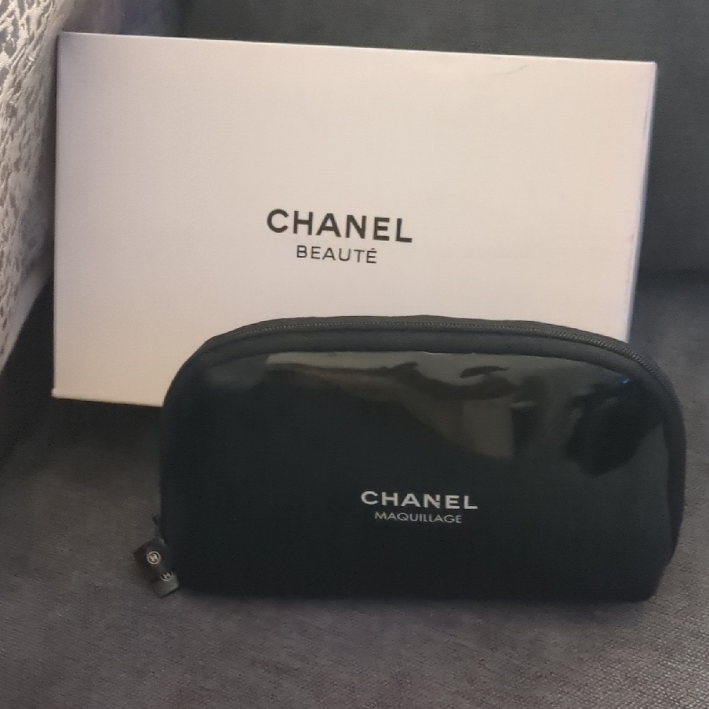 💲🩷 2pc Set. Free Gift Item CHANEL Black & Gold Chain Shoulder & Cosmetic Pouch - Picture 2 of 4